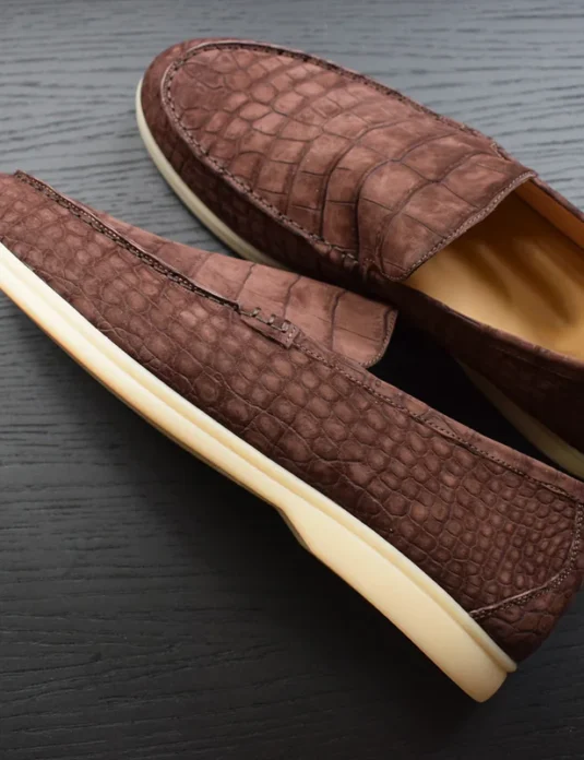 Mocassini in pelle di coccodrillo marrone fatti a mano con finitura nubuck che mostrano una texture a scaglie dettagliata