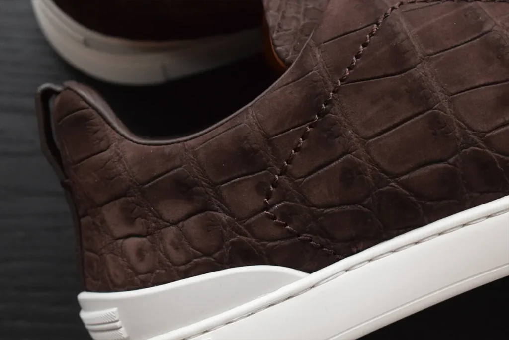 棕色磨砂皮鳄鱼运动鞋三线拼接 背面