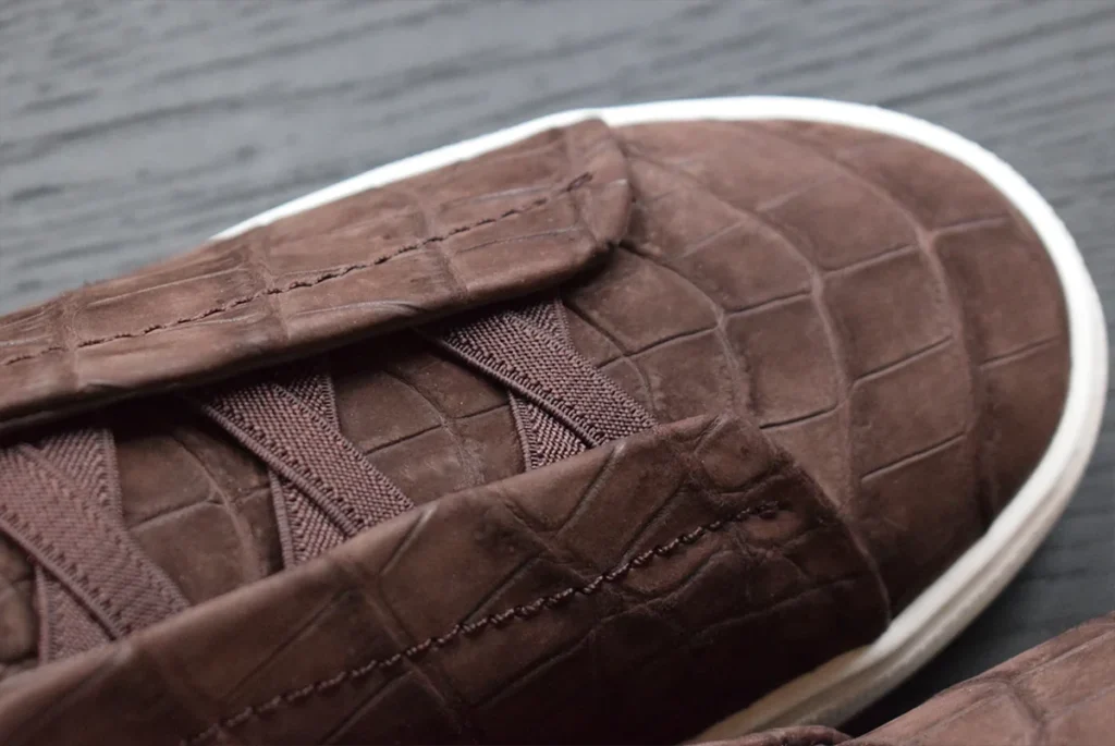 棕色磨砂皮鳄鱼运动鞋三线拼接 近景