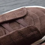 棕色绒面鳄鱼皮运动鞋三线缝合