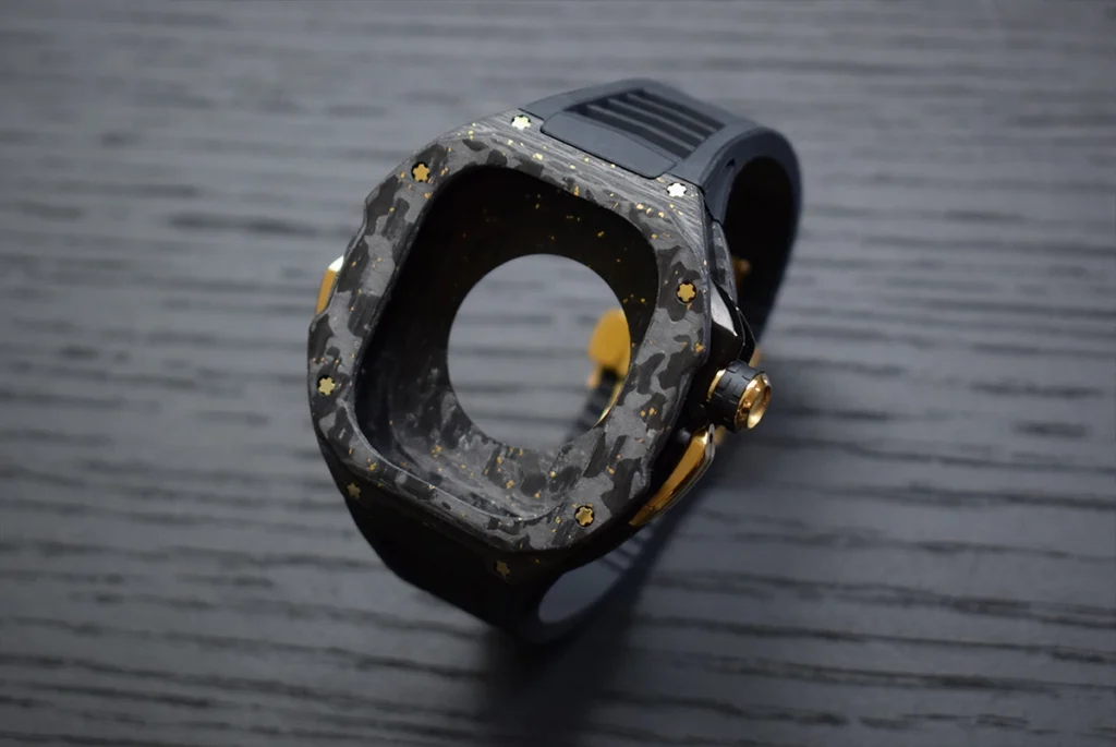 ساعة أبل ألترا ذات غلاف من الكربون الذهبي