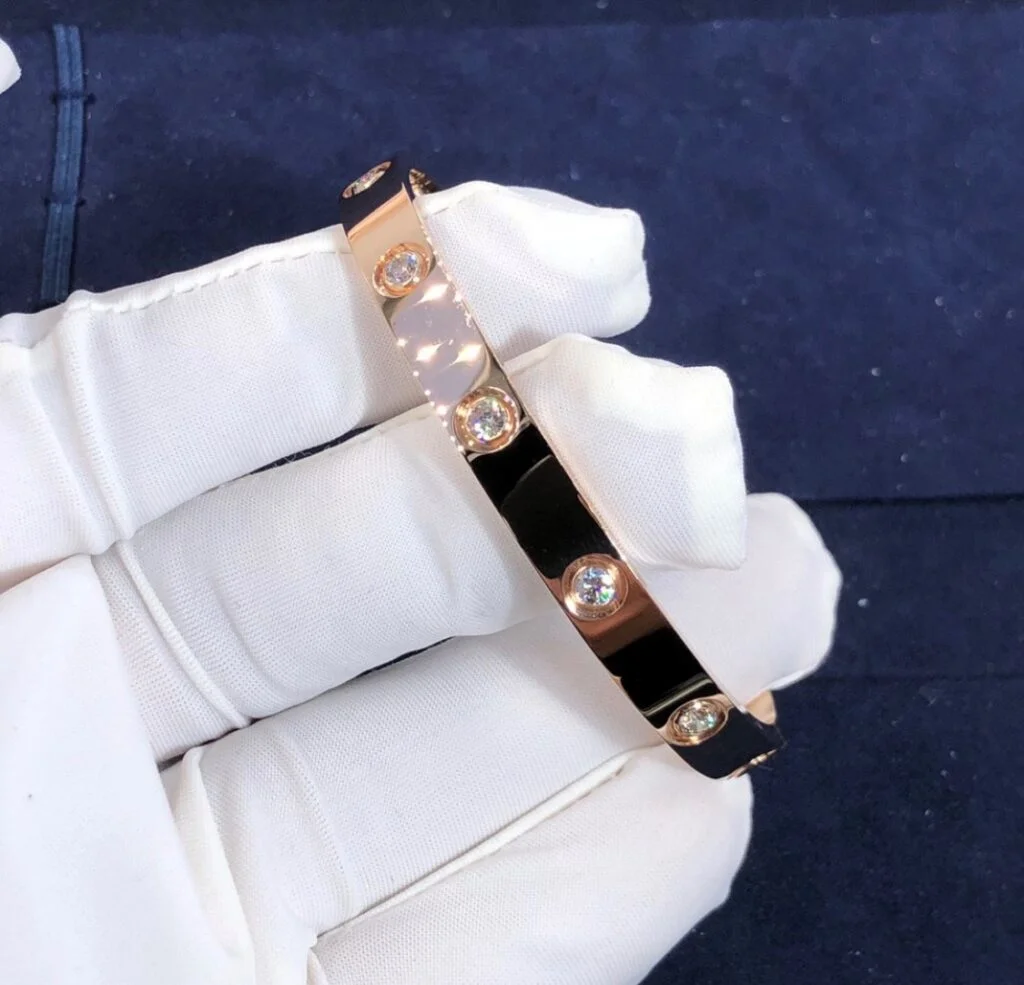 cartier bracelet love en or jaune 18k et diamant 10 côté 1