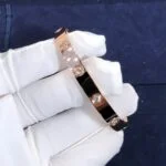 cartier bracelet love en or jaune 18k et diamant 10 côté 1