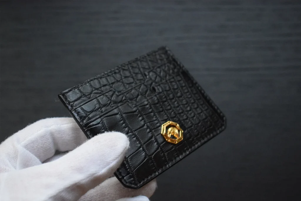 parte trasera del portatarjetas de cocodrilo