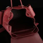 roter Rucksack aus Krokodilleder