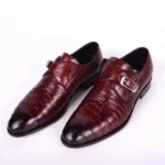 أحذية رجالية رسمية مصنوعة يدوياً من جلد التمساح الأحمر، بتصميم الراهب، مزودة بإبزيمات فضية