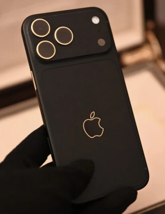 黑色 iPhone 17 Pro Max 金色定制版，摄像头和苹果标志均采用 24K 金色点缀。