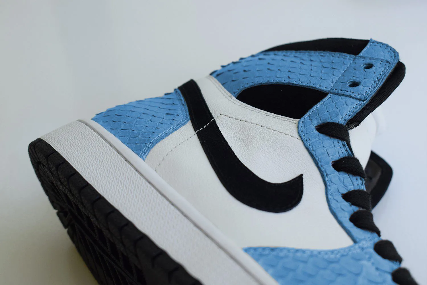 custom nike jordan blue python side