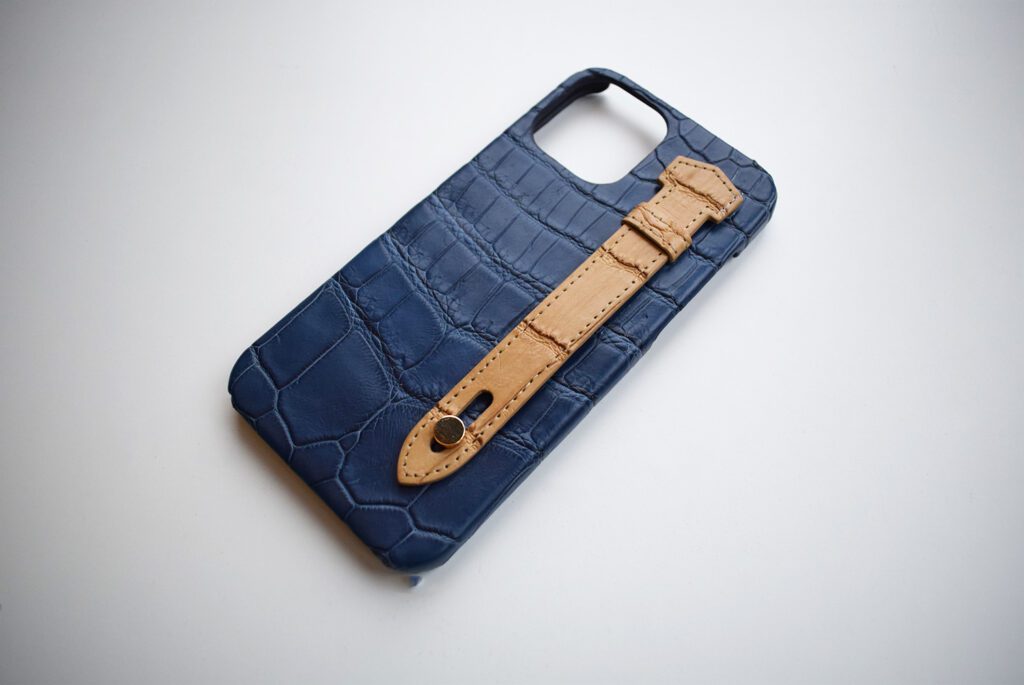 深蓝色鳄鱼皮 iPhone 14 Pro Max 带挂绳保护套