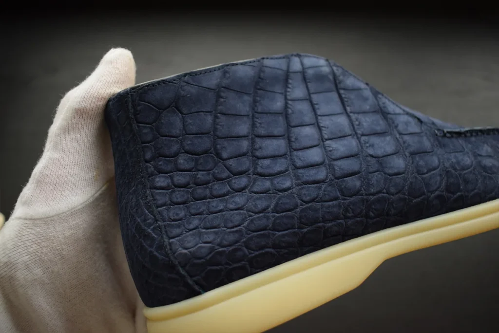 深蓝色绒面皮开放式步行鞋