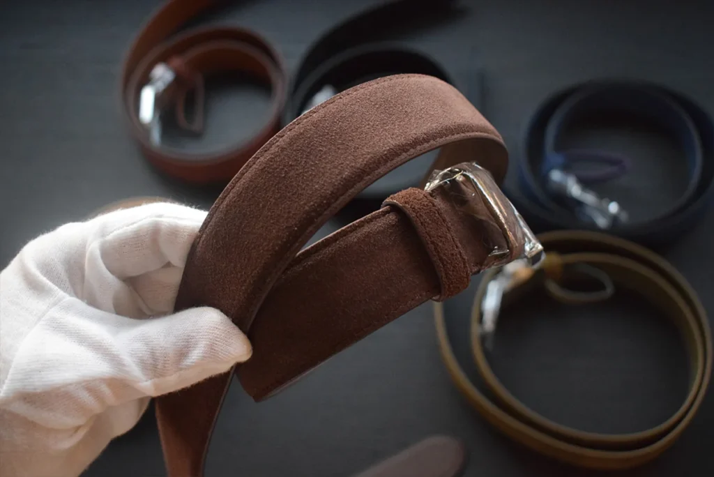 dunkelroter Wildledergürtel