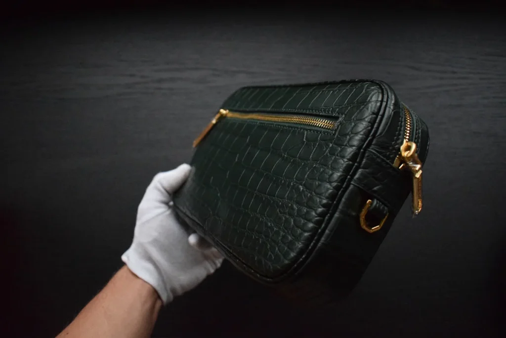 pochette crocodile vert dorée