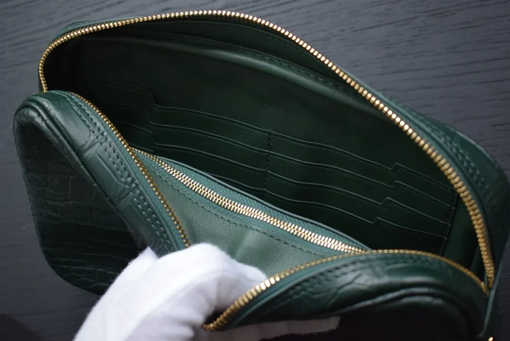 intérieur de la fermeture éclair de la pochette crocodile vert copie