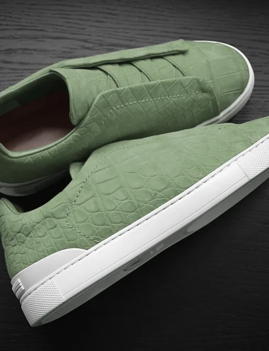 أحذية رياضية خضراء تمساح مع نسيج جلد نوباك ونعل مطاطي أبيض