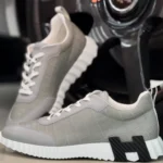 Sneakers grigie in pelle di coccodrillo con motivo a squame testurizzato e suola bianca