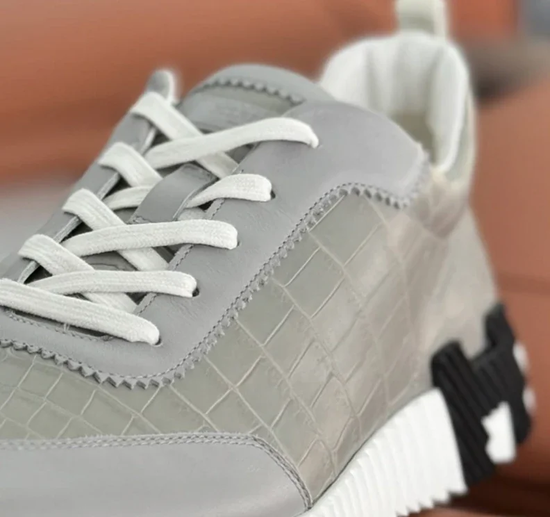 scarpe da ginnastica grigie con coccodrillo che rimbalzano lateralmente