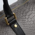 Vista cercana de duffle de pitón gris