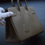 灰影皮革Birkin包，配有白色对比缝线和金属五金，由白手套处理