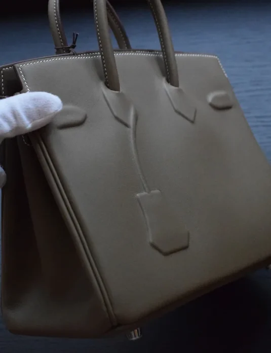 灰影皮革Birkin包，配有白色对比缝线和金属五金，由白手套处理