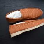 橙色鳄鱼皮乐福鞋，手工制作，采用真鳄鱼皮和白色对比鞋底