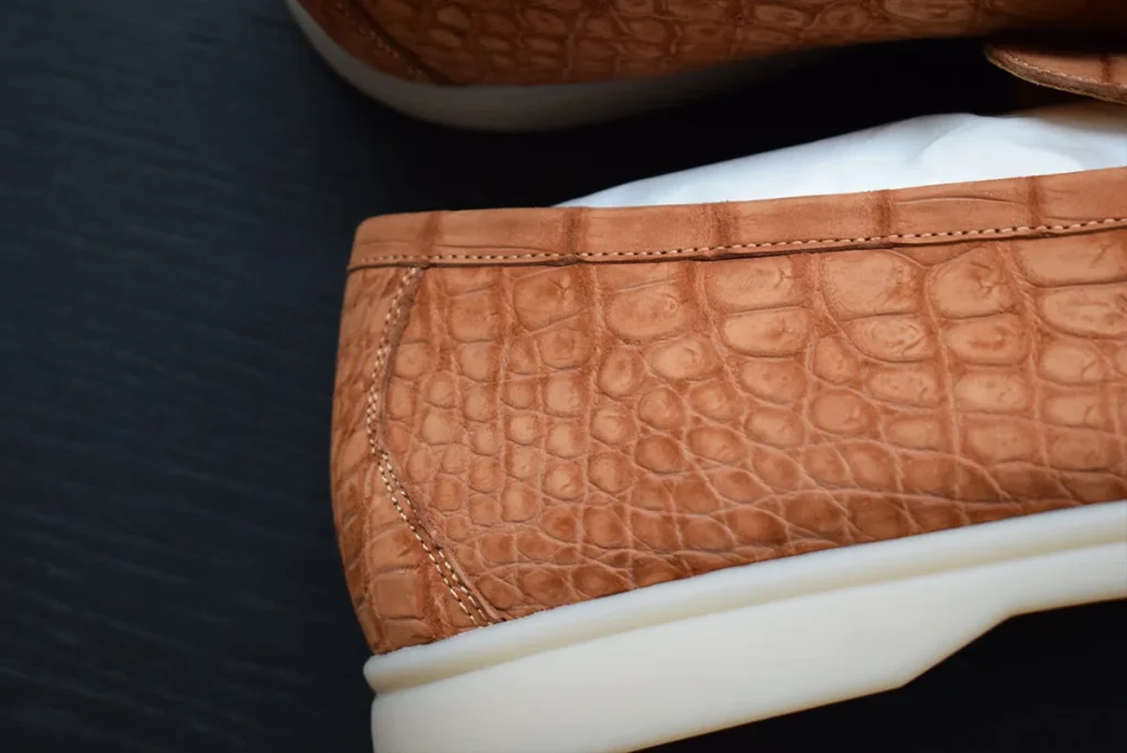 Hermes 橙色鳄鱼乐福鞋 关闭