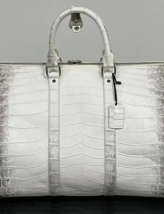 白色鳄鱼皮旅行包，饰以喜马拉雅皮革渐变图案，并配有同色提手