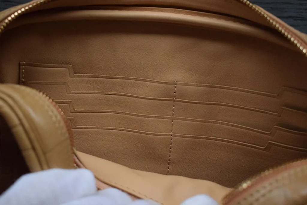 intérieur de la pochette crocodile cognac clair