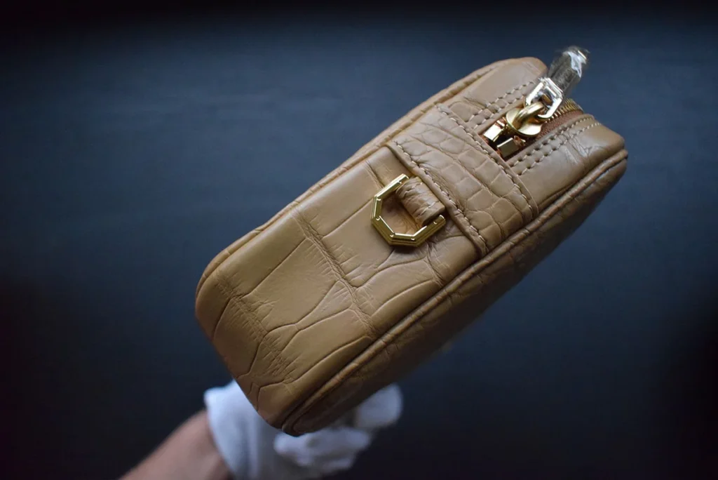 côté de la pochette crocodile cognac clair