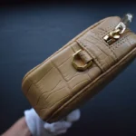 Pochette en crocodile cognac clair