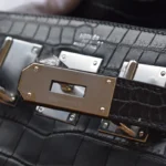 Schwarzer Koffer aus Krokodilleder mit goldplattierten Beschlägen und Ziernieten, handgefertigt von OJ Exclusive