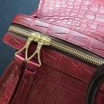 تفاصيل حقيبة سفر التمساح الفاخرة