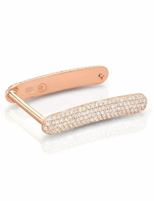 Cinturino per orologio in oro rosa con diamanti e pavé di cristalli su sfondo bianco