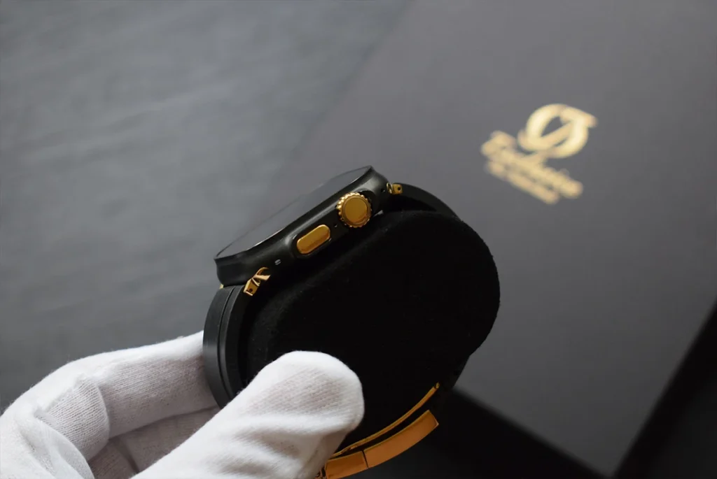 Apple Watch Ultra 2 nero opaco con quadrante in oro 24 carati