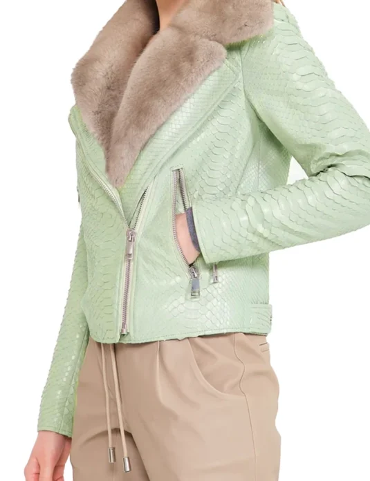 模特身穿薄荷绿蟒纹夹克，配貂毛领和银色拉链。