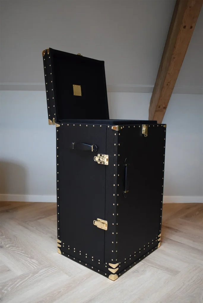 1 schwarze Uhrenbewegerbox aus Leder mit Humidor, schwarz