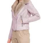 粉色蟒蛇皮夹克，毛领设计，展现鳞片纹理，并饰有拉链细节。