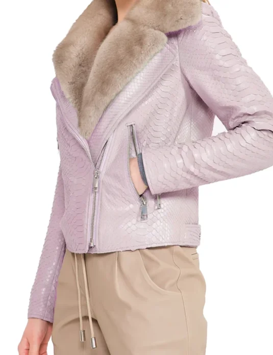 粉色蟒蛇皮夹克，毛领设计，展现鳞片纹理，并饰有拉链细节。