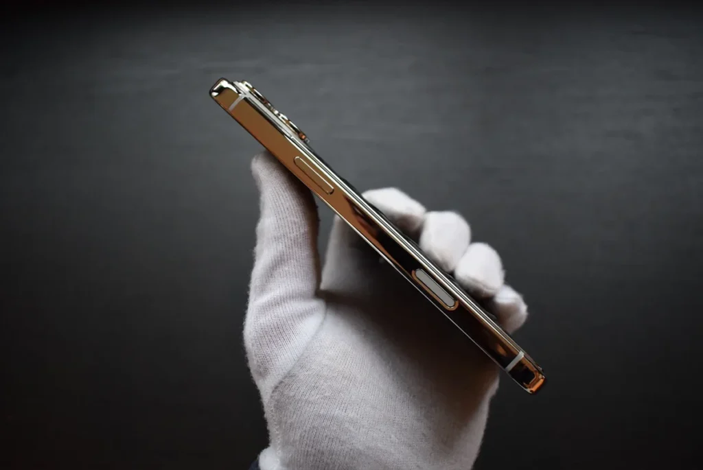 platinum iphone 17 pro max crocodile side