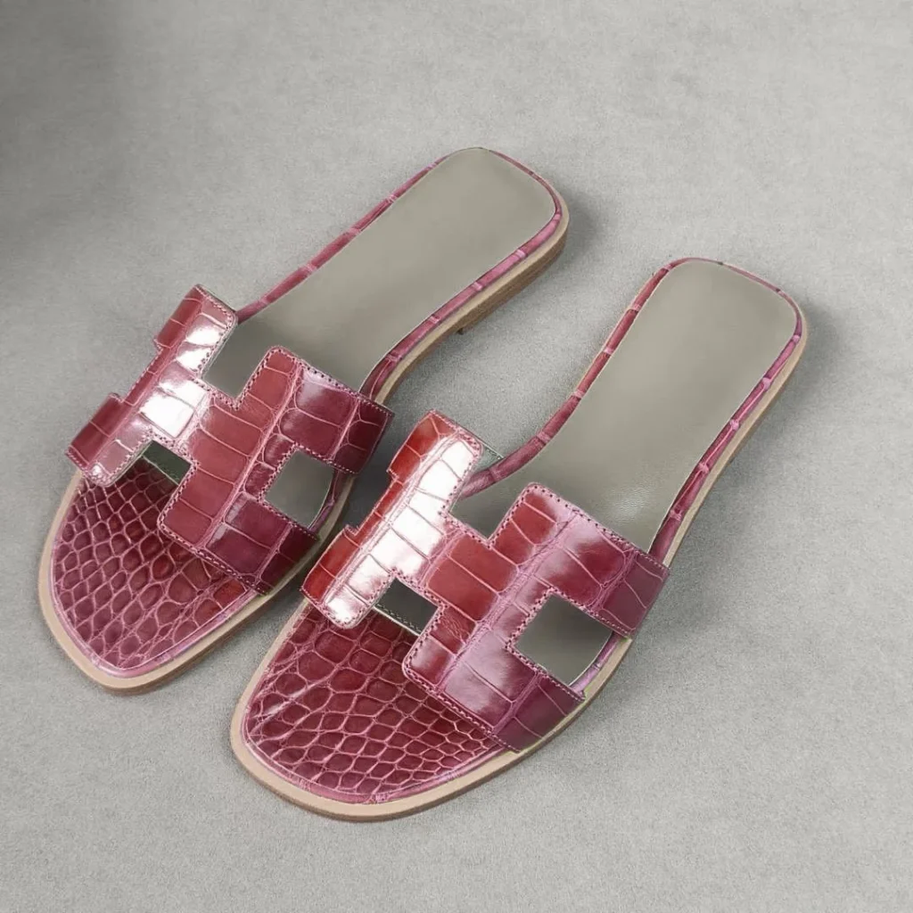 صندل أحمر من جلد التمساح