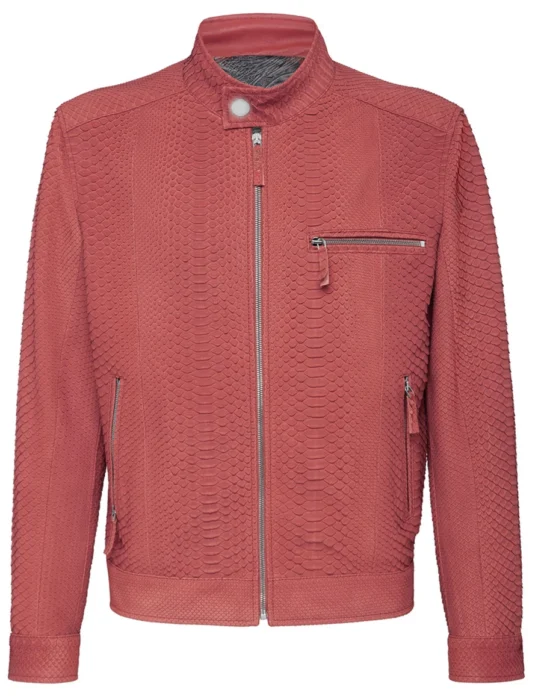 红色蟒蛇皮夹克，带有鳞片纹理，采用飞行员夹克式设计，配有拉链口袋。