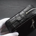 Pochette en crocodile noir de luxe