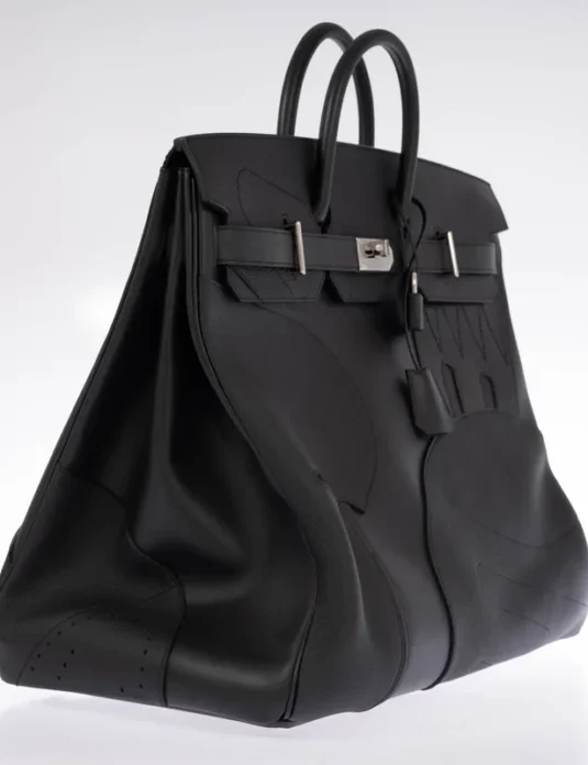 黑色皮革手提包，采用硬挺的HAC设计，配有双提手和旋锁扣。