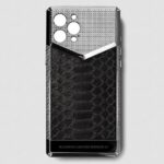 funda de iphone plateada 14 pro max con pitón negro