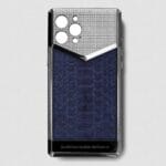 funda de iphone plateada 14 pro max con pitón azul