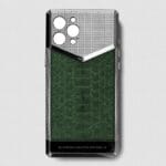 funda de iphone plateada 14 pro max con pitón verde