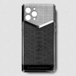 funda de iphone plateada 14 pro max con pitón gris