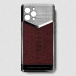 funda de iphone plateada 14 pro max con pitón rojo