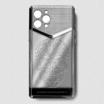 Funda de iPhone 14 Pro de metal plateado con grabado de cráneo 1