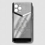 Funda de iPhone 14 Pro de metal plateado con grabado de cráneo