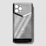 Funda de iPhone 14 Pro de metal plateado con grabado de tigre